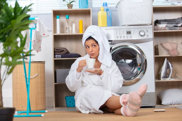 Mujer Bonita Tomando Café Lado Lavadora — Foto de Stock