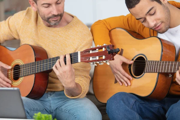 Profesor Maduro Dando Lección Guitarra Estudiante — Foto de Stock