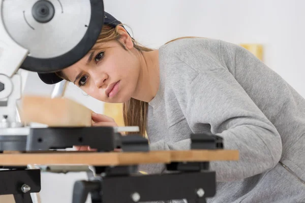 Apprendista Donna Classe Falegnameria Con Sega Circolare — Foto Stock