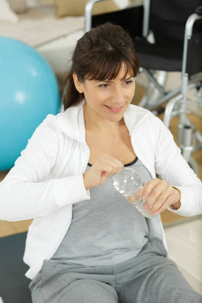 Femme Eau Potable Dans Les Vestiaires Après Formation Remise Forme — Photo