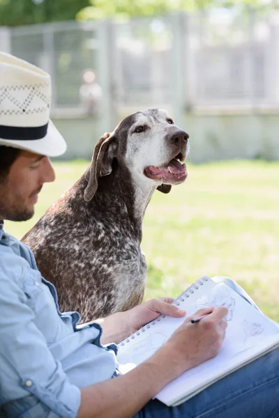 Junger Mann Zeichnet Seinen Hund — Stockfoto