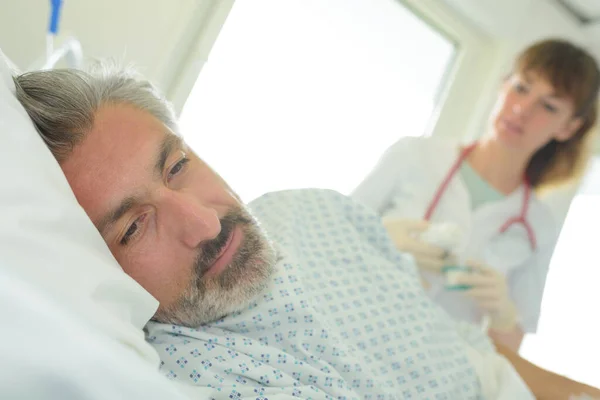 Krankenschwester Gibt Patientin Bett Ein Glas Wasser — Stockfoto