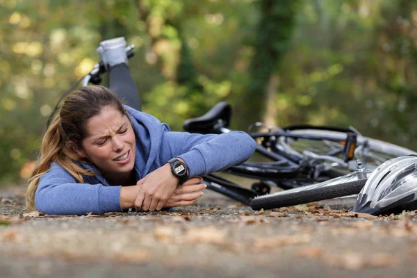 Mulher Machucou Seu Pulso Depois Cair Sua Bicicleta — Fotografia de Stock