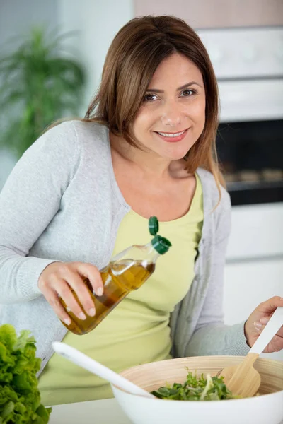 Femme Ajoutant Huile Olive Salade Saine — Photo