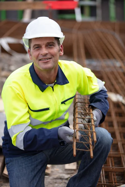 Sonriente Gerente Construcción Pie Sitio Construcción — Foto de Stock