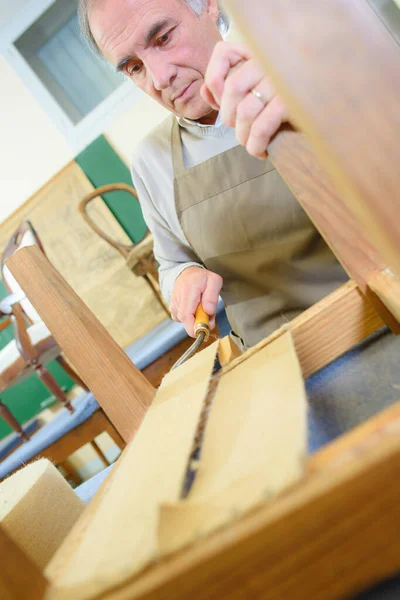 Man Repareert Stoel Kamer — Stockfoto