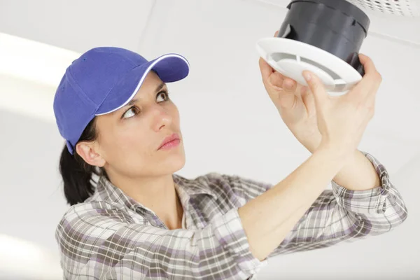 Woman Trying Fix Maintenance Filter — Stock Photo, Image
