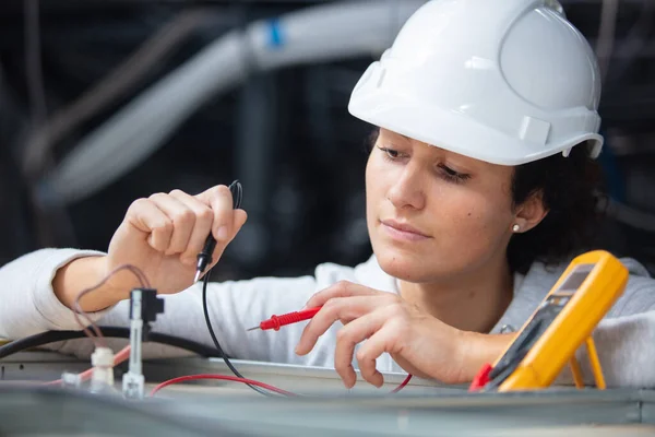 Cableado Electricista Femenino Dentro Del Techo —  Fotos de Stock