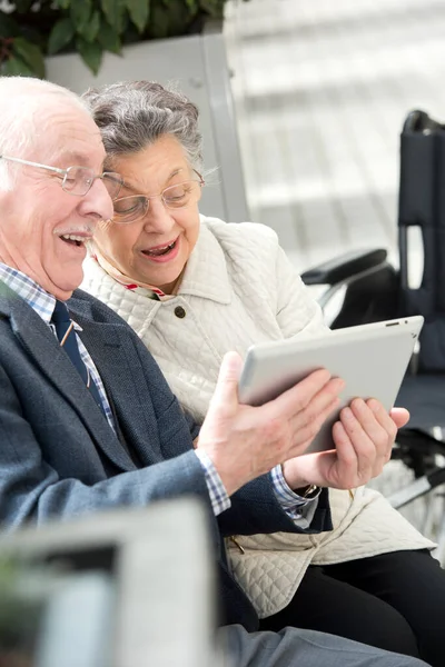 Feliz Pareja Ancianos Con Tablet —  Fotos de Stock