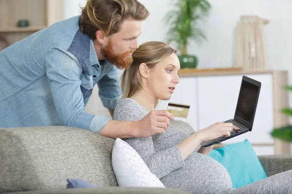 Mujer Embarazada Joven Compra Línea — Foto de Stock