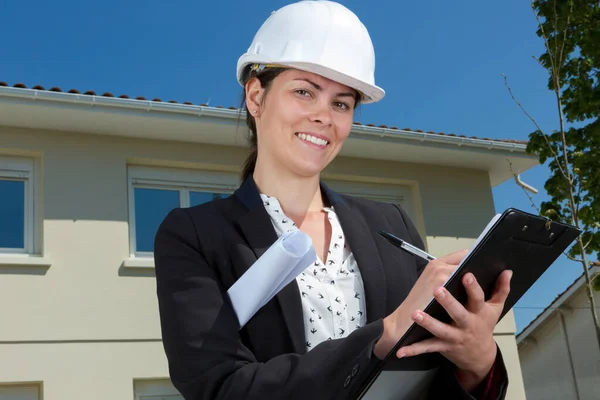 Architektin Stand Außerhalb Eines Wohnhauses — Stockfoto