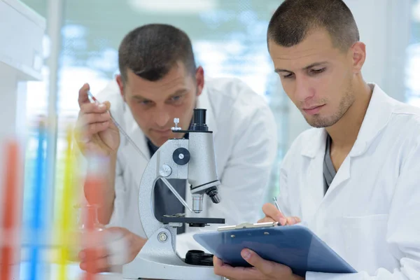 Male Scientists Clipboard Microscope Lab — Stock Photo, Image