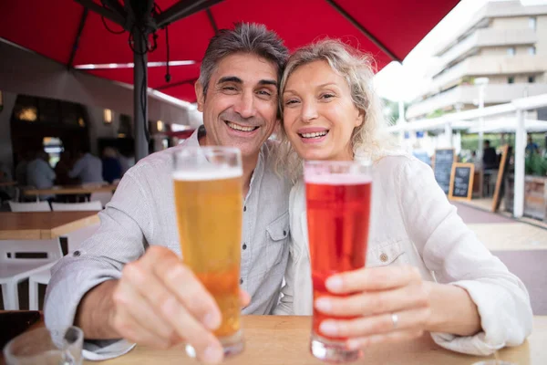 Pareja Ancianos Sosteniendo Hacia Adelante Sus Bebidas Terraza Del Restaurante —  Fotos de Stock