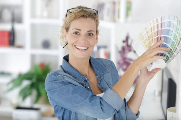 Jonge Vrouw Tonen Kleur Stalen Naar Camera — Stockfoto