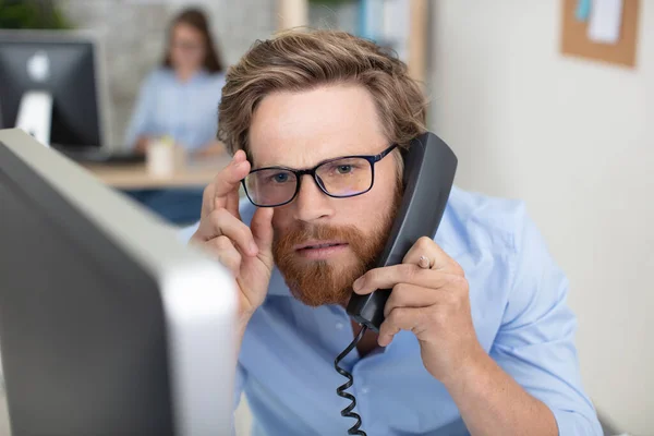 Homem Escritório Atender Telefone — Fotografia de Stock