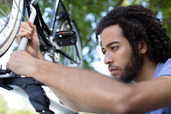Hombre Instala Una Bicicleta Para Niños Coche —  Fotos de Stock