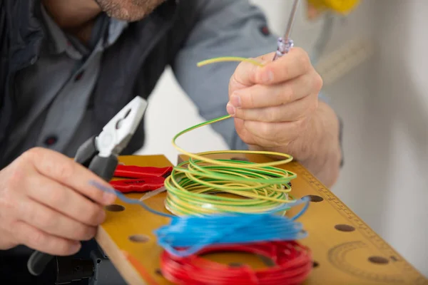 Nahaufnahme Eines Elektrikers Der Draht Schneidet — Stockfoto