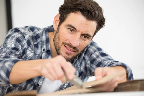 Ein Selbstbewusster Mann Schneidet Karteikarten — Stockfoto