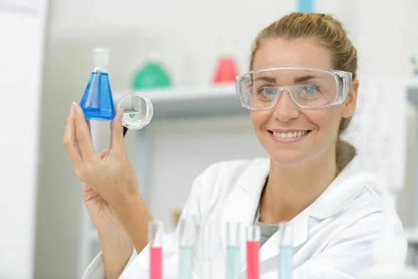 Test Tüpü Tutan Mutlu Kadın Laboratuvar Asistanı — Stok fotoğraf