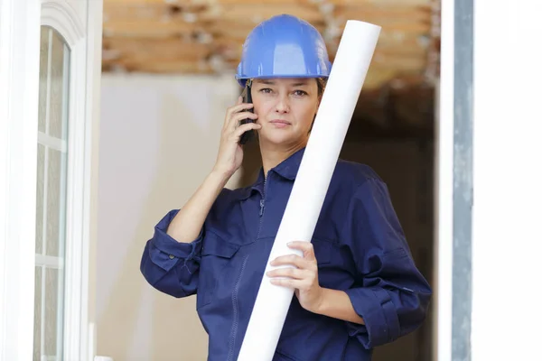 Joven Feliz Mujer Constructor Teléfono —  Fotos de Stock