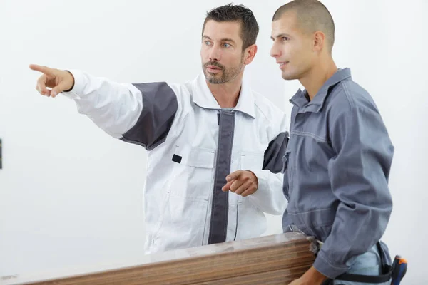 Polier Zeigt Assistenten Holz Stapeln Ist — Stockfoto