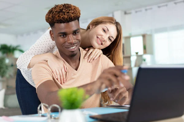 Gemengd Paar Met Behulp Van Een Laptop — Stockfoto