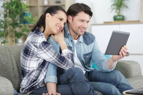 Glimlachend Gelukkig Paar Kijken Naar Tablet — Stockfoto