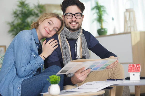 Millennial Durante Compra Casa Pensando — Fotografia de Stock