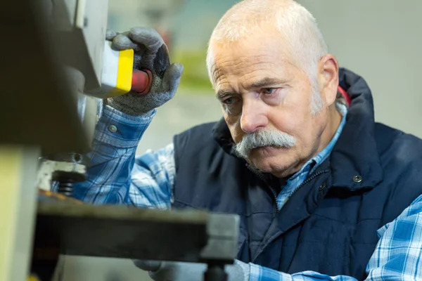 Técnico Sênior Reparando Máquinas Agrícolas Estufa — Fotografia de Stock