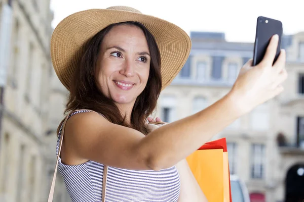 Mulher Feliz Tomando Selfie Com Sinal Paz Rua Cidade — Fotografia de Stock