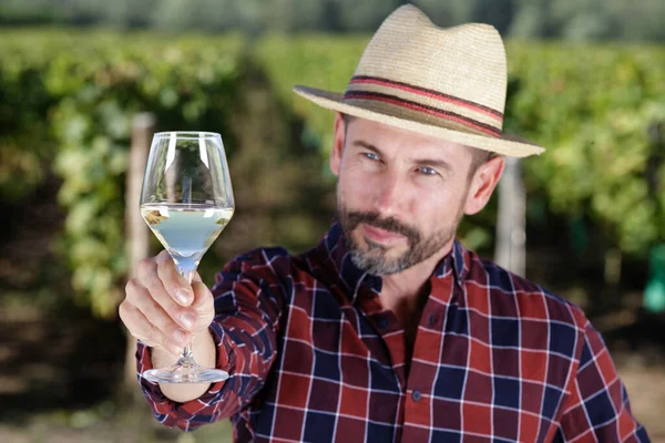 白ワインを屋外で味わう男 — ストック写真