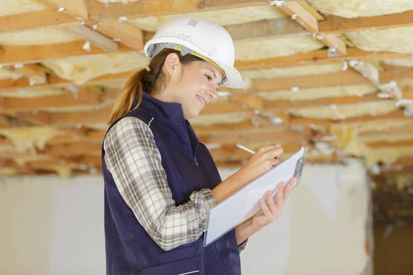 Mujer Constructora Tomando Notas Portapapeles Propiedad Proceso Renovación —  Fotos de Stock