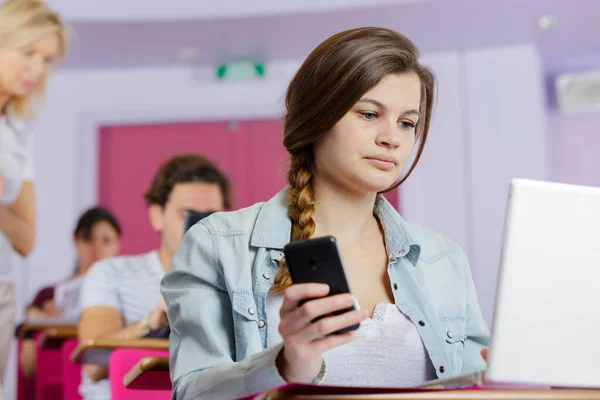 Mulher Usando Smartphone Laptop Sala Aula — Fotografia de Stock