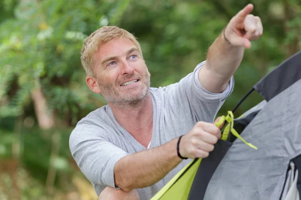 Entspannter Älterer Mann Neben Einem Zelt — Stockfoto