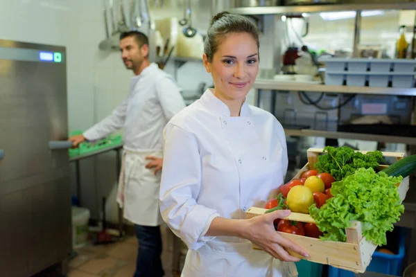 Chef Feminino Mostrando Caixa Frutas Legumes Frescos — Fotografia de Stock