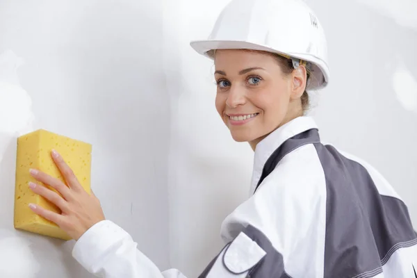 Vrouw Bouwer Wassen Van Muur — Stockfoto