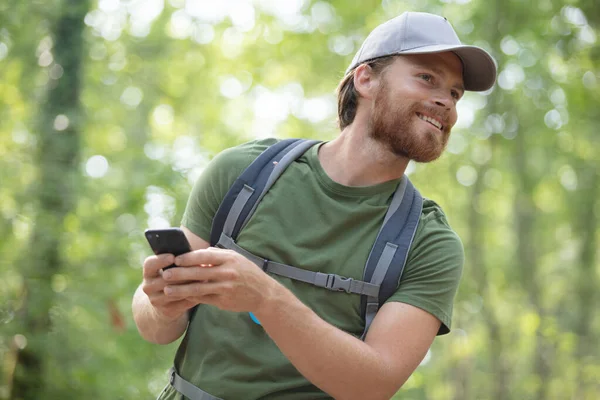 Uomo Sta Usando Suo Smartphone Nella Foresta — Foto Stock