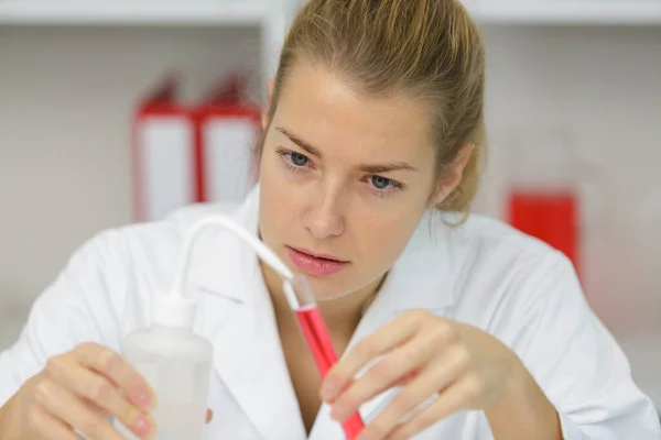 Experto Ciencias Forenses Examinando Evidencia Busca Rastros Adn — Foto de Stock