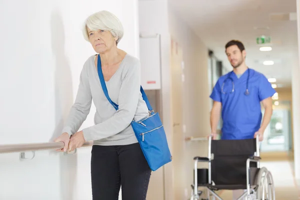 Senior Kvinna Går Synd Hopital Med Sjuksköterska Ger Sin Rullstol — Stockfoto