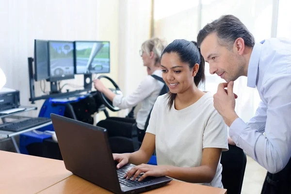 Estudante Bonita Sexo Feminino Com Laptop Classe — Fotografia de Stock