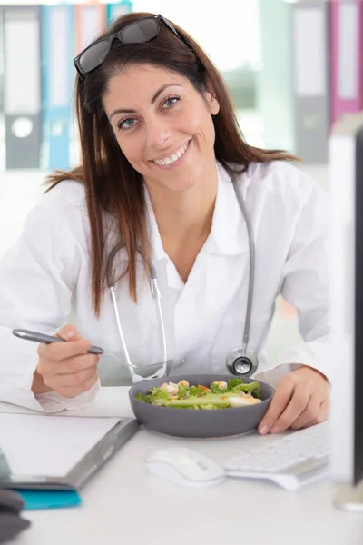 Female Doctor Having Lunch Her Office — Stock Photo, Image