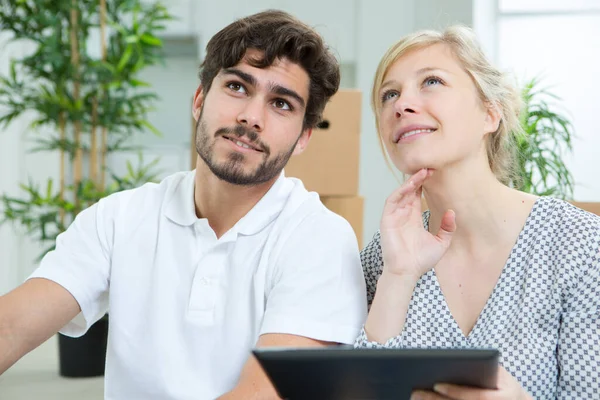 Couple Rêvant Sur Leur Nouvelle Maison — Photo