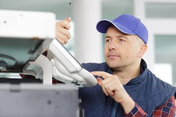 近距离拍摄年轻男性技师修理数码复印机 — 图库照片