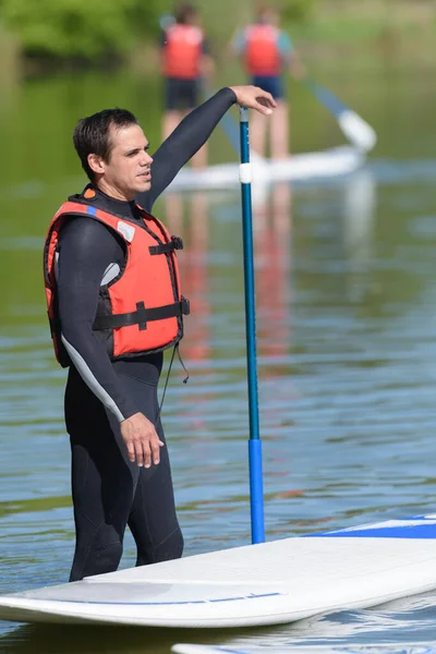 Man Oefenen Stand Peddel Surfen — Stockfoto