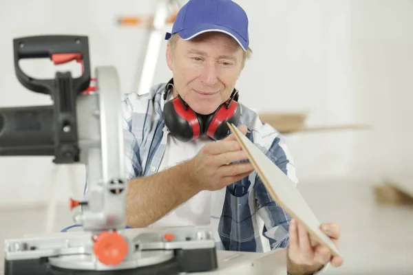 Homem Idoso Usando Roteador — Fotografia de Stock