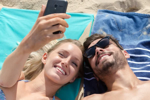 Una Joven Pareja Disfrutando Vacaciones Verano —  Fotos de Stock