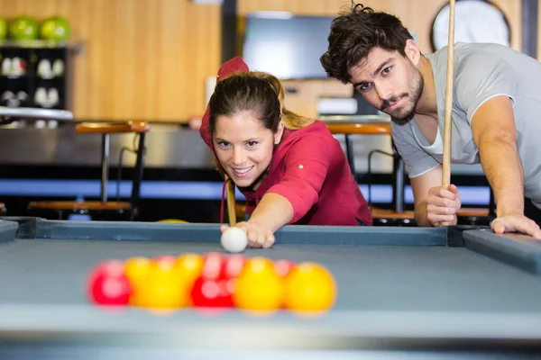 Junges Paar Spielt Pool Der Bar — Stockfoto
