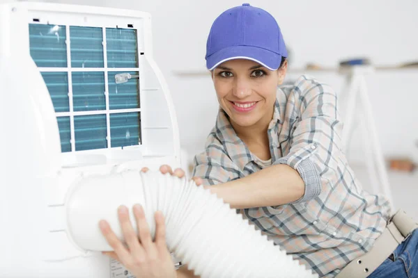 Ingeniero Femenino Que Ensambla Unidad Portátil Del Aire Acondicionado —  Fotos de Stock