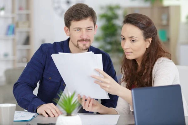 Pareja Leyendo Documentos Financieros Comprobando Pago Las Facturas Del Hogar — Foto de Stock