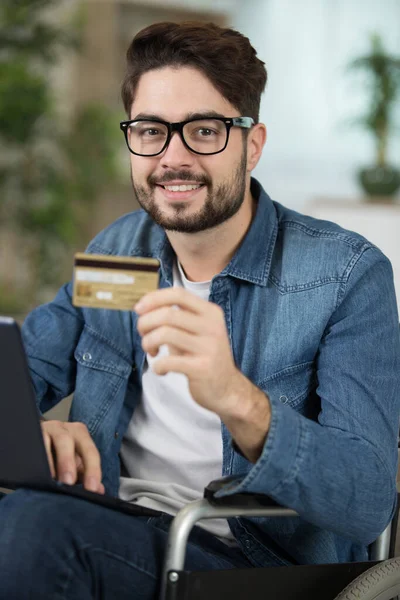 Disabled Person Holds Credit Card Uses — Stock Photo, Image